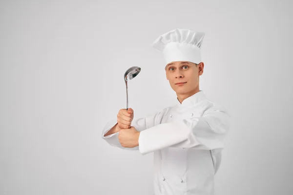 Cocinar con un cucharón y una cuchara de madera en las manos trabajo de cocina —  Fotos de Stock