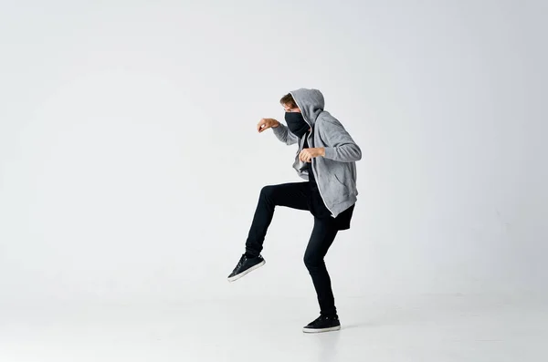 Man verbergen gezicht in masker kap stiekem stelen geïsoleerde achtergrond — Stockfoto