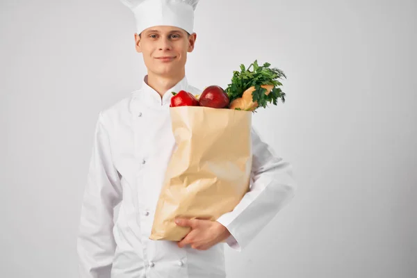 Un uomo in un uniforme chef un pacchetto di prodotti ristorante servizio di lavoro — Foto Stock