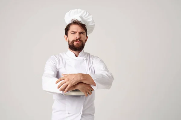 Emocional chef masculino com uma panela em suas mãos insatisfação cozinhar restaurante — Fotografia de Stock