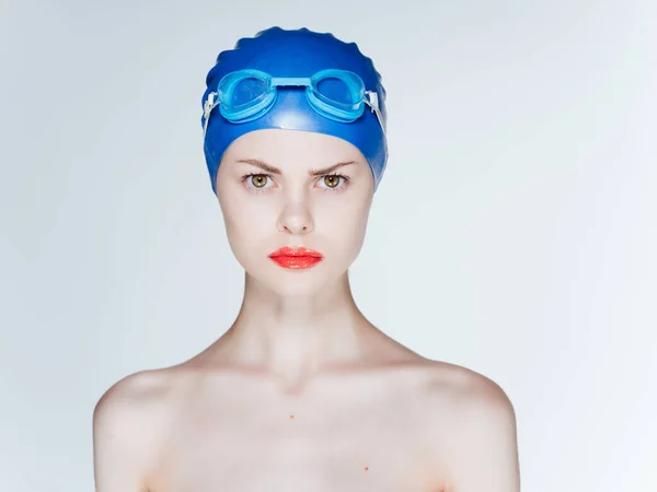Atleta con spalle nude labbra rosse piscina fitness — Foto Stock