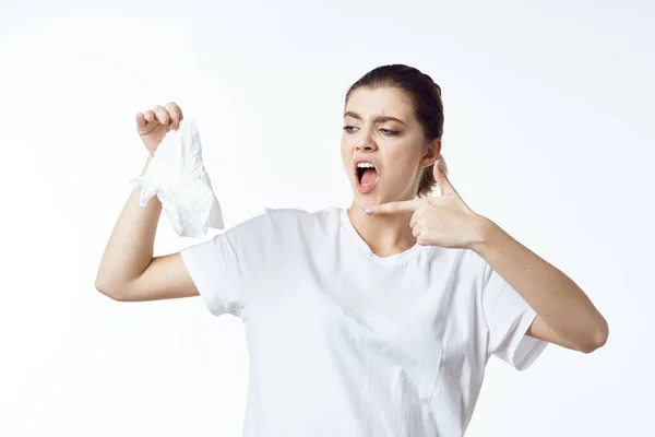 Mujer con camiseta blanca problemas de salud síntomas enfermedad medicina — Foto de Stock