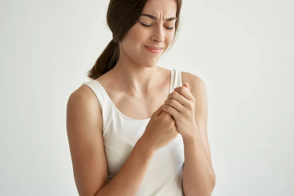 Kobieta trzymająca problemy ze zdrowiem dłoni zbliżenie — Zdjęcie stockowe