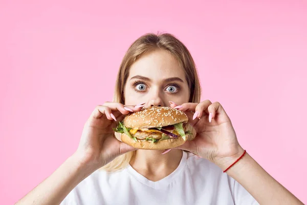 Vrolijk mooi vrouw in wit t-shirt pizza fast food snack restaurant — Stockfoto
