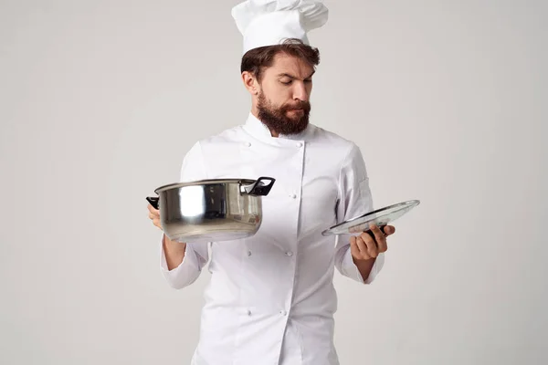 Homem em roupas de chefs com uma panela em suas mãos cozinhar comida restaurante cozinhar — Fotografia de Stock