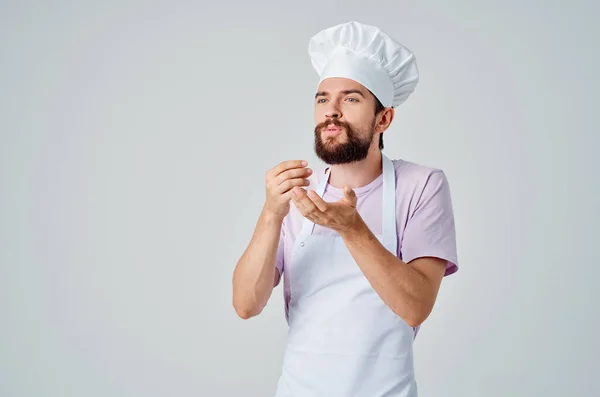 Emocjonalny kucharz gestykulujący rękami pracuje w branży restauracyjnej — Zdjęcie stockowe