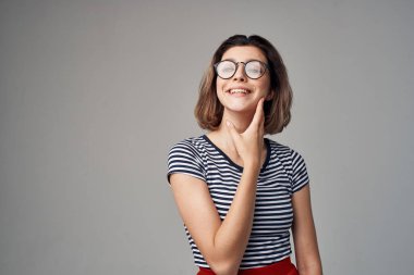 Çizgili tişörtlü kadın modern saç stili.