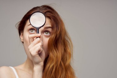 Güzel kadın yüz derisi problemleri dermatoloji açık arkaplan