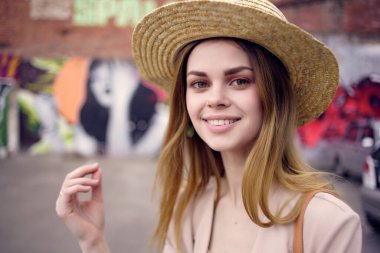 Sokaktaki kadın şapka ve gözlük takıyor Yaşam tarzı