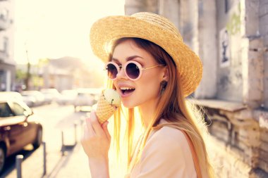 Çekici bir kadın yazın moda gezisinde yürüyor.