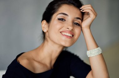 Siyah gece elbisesi makyajlı çekici esmer.