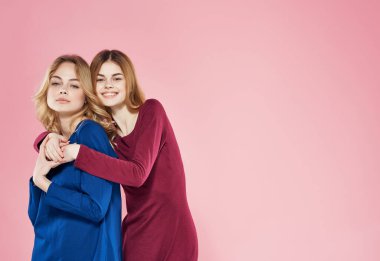 Saçlarını tutan kadın elbiseli kız arkadaş eğlenceli arkadaşlık.