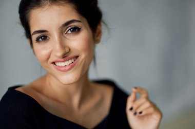 Siyah elbiseli güzel esmer kozmetik lüks.