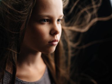 Küçük kız saçları dökülmüş, üzgün yüzünü kapat.