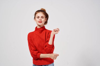 Moda arkaplanı pozu veren güzel kadın