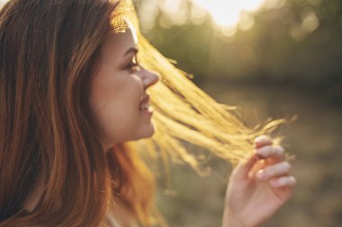Doğadaki bir tarlada çekici bir kadın.