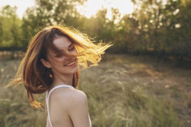 Güzel kadın doğa, tatil, temiz hava.