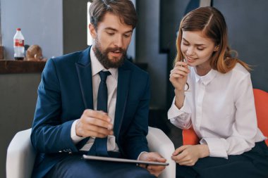 Meslektaşlarım tablet teknoloji ofisiyle iletişim kuruyor.