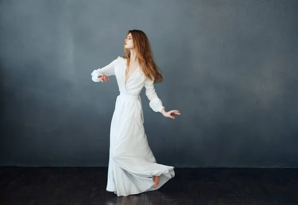 Mujer descalza en vestido blanco bailando sobre fondo aislado romance — Foto de Stock