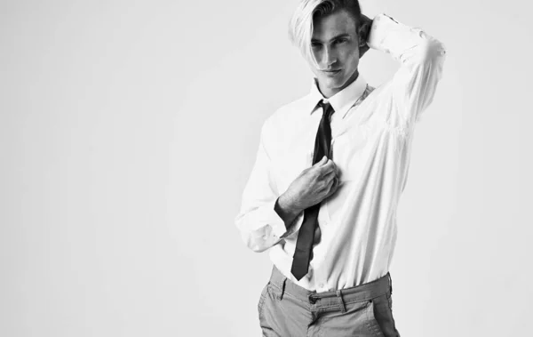 Man in white shirt with tie fashionable hairstyle self-confidence fashion black and white background — Stock Photo, Image