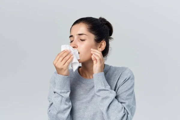 Γυναίκα σκουπίζοντας τη μύτη της με ένα μαντήλι προβλήματα υγείας λοίμωξη αλλεργία — Φωτογραφία Αρχείου