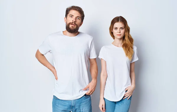 Uomo e donna che indossano t-shirt bianche moda studio design abbigliamento casual — Foto Stock