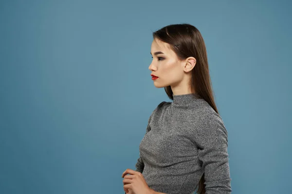 Mooie brunette mode kapsel rode lippen poseren blauwe achtergrond — Stockfoto