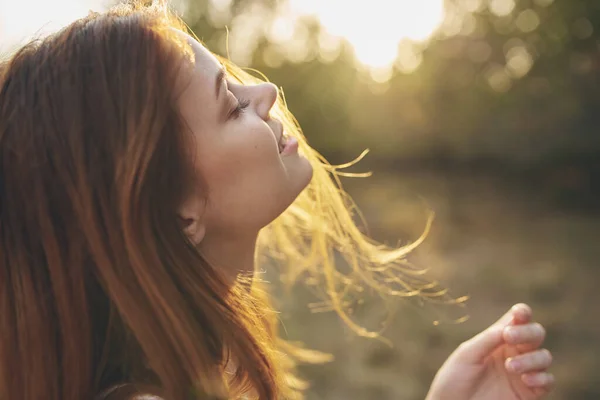 Mujer bonita en el campo naturaleza aire fresco encanto paseo — Foto de Stock