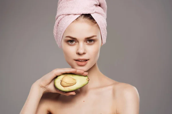 Mulher com uma toalha na cabeça com vitaminas de frutas fundo isolado — Fotografia de Stock