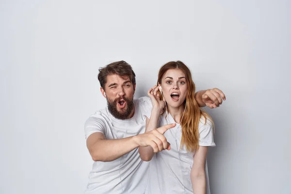 Камера в білих футболках спілкування сімейне кохання — стокове фото