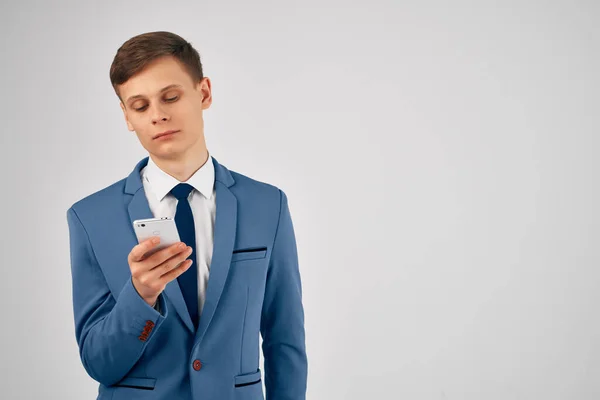 Geschäftsmann im Anzug mit Telefonkommunikation Beamter Licht Hintergrund — Stockfoto