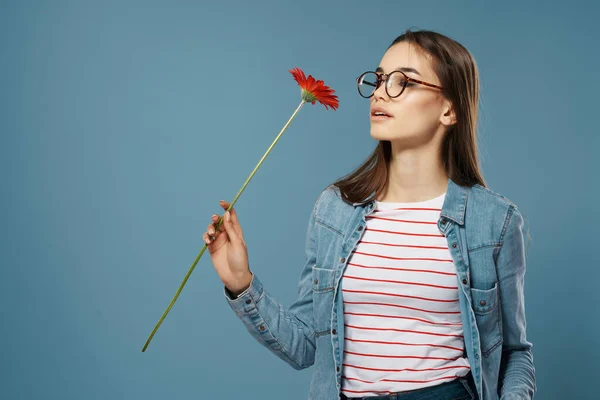 Vacker kvinna i denim jacka röda blomma glasögon mode — Stockfoto