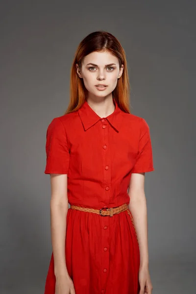 赤いドレスの女性エレガントなスタイルの隔離された背景 — ストック写真
