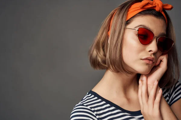 Nő fejpánt napszemüveg pózol divat vágott kilátás — Stock Fotó