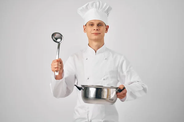 Een man met een steelpan die kookt met een professional — Stockfoto
