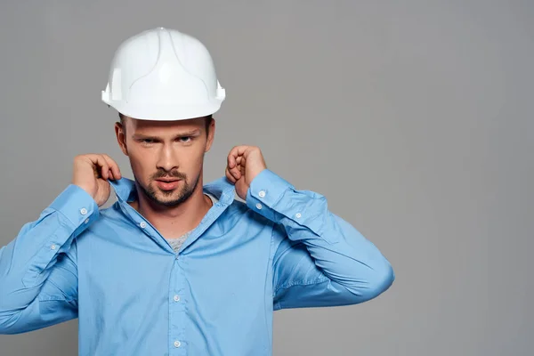 Емоційний чоловік у будівельній шолом-інженерній робочій промисловості — стокове фото