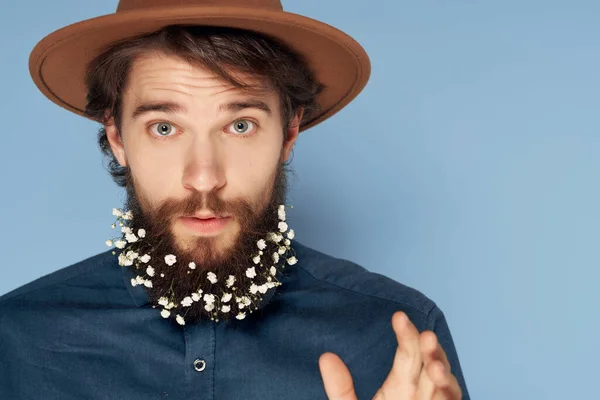 El hombre alegre en el sombrero florece en la barba el estilo moderno el fondo aislado —  Fotos de Stock