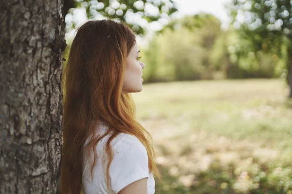 나무 자연 생활 스타일의 여름 근처의 활달 한 여자 — 스톡 사진