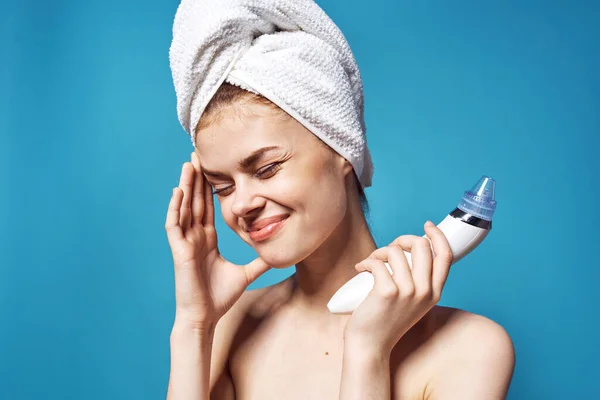 Kvinna med bara axlar med en handduk på huvudet massage i händerna på ett spa förfarande — Stockfoto