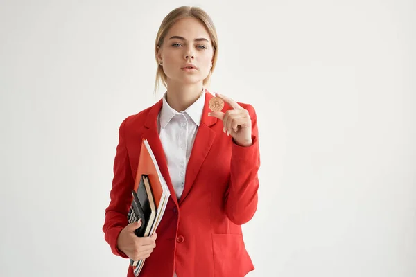 Гарна ділова жінка червона куртка криптовалюта технології економіка — стокове фото