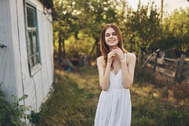 Güzel kadın yaz kırsal doğa yaşam tarzı