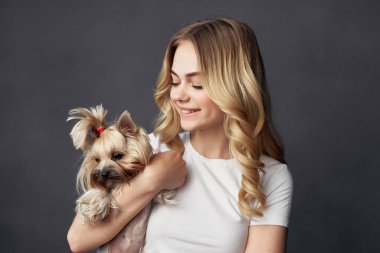 Küçük köpek makyajlı bir kadın. Manzaralı poz veriyor.