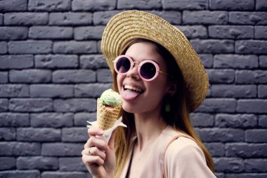 Dondurma tatili yapan çekici bir kadın.