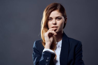 İş elbisesi yönetici stüdyosundaki kadın.