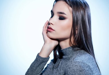 Güzel esmer cazibeli moda kırpılmış manzara