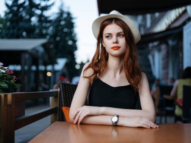 Kadınlar açık havada, yaz kahvaltları.