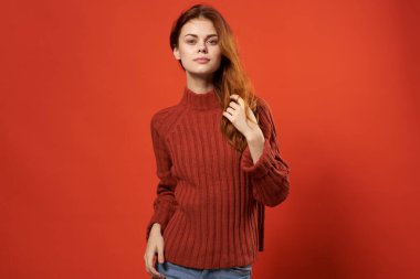 Kırmızı süveter küpeli neşeli kadın çekici kozmetik model.