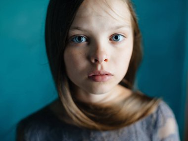 Sevimli kız duygu depresyonu stüdyosu poz