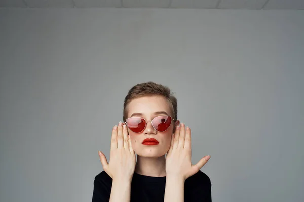 Γυναίκα σύντομο κούρεμα Κόκκινα χείλη μοντέρνα άποψη περικοπή στυλ — Φωτογραφία Αρχείου