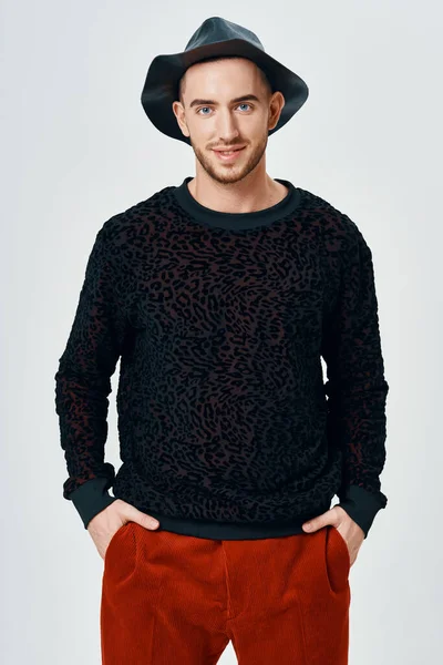 Mężczyzna w czarny kapelusz czarny sweter moda styl życia zbliżenie — Zdjęcie stockowe